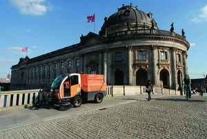 BSR-Kleinkehrmaschine vor dem Bode-Museum.