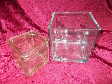 Abbildung: 2 quadratische Glasgefäße zum Bepflanzen, für Deko o.ä.