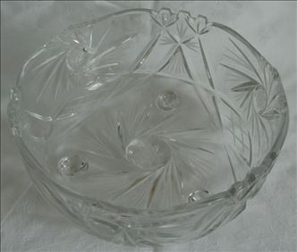 Abbildung: geschliffene Kristallschale auf 3 Füßen, Obst-, Gebäckschale