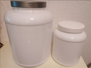 Abbildung: 10 Gläser. 2 Vorratsdosen, 6 Flaschen 
