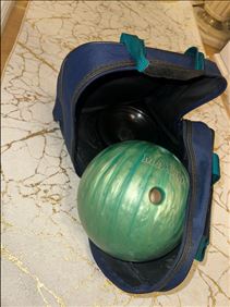 Abbildung: Professionelle Bowlingkugel mit professioneller Tasche