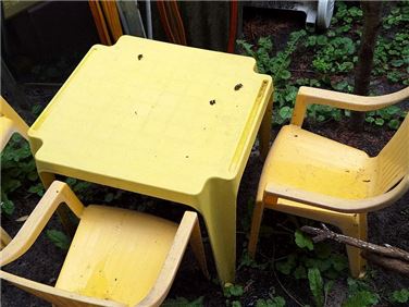 Abbildung: Tisch mit 3 Stühle 