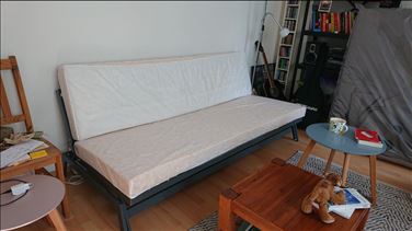Abbildung: Schlaf Sofa mit halbem Bezug
