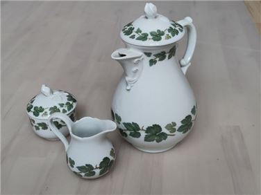 Abbildung: Teller, Tassen und Teeservice 