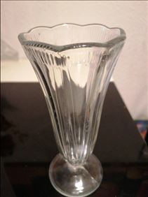 Abbildung: Blumenvase Glas mir Schliff 20 cm hoch DDR Zeiten 