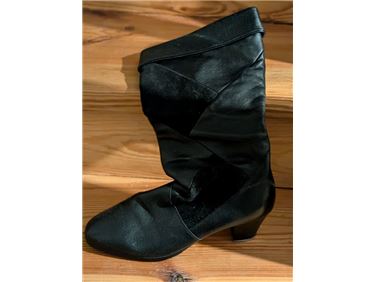 Abbildung: schwarze Damenstiefel