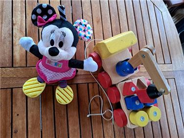 Abbildung: Kranauto und Minnie