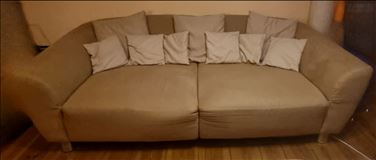 Abbildung: Big-Sofa, beige mit Kissen